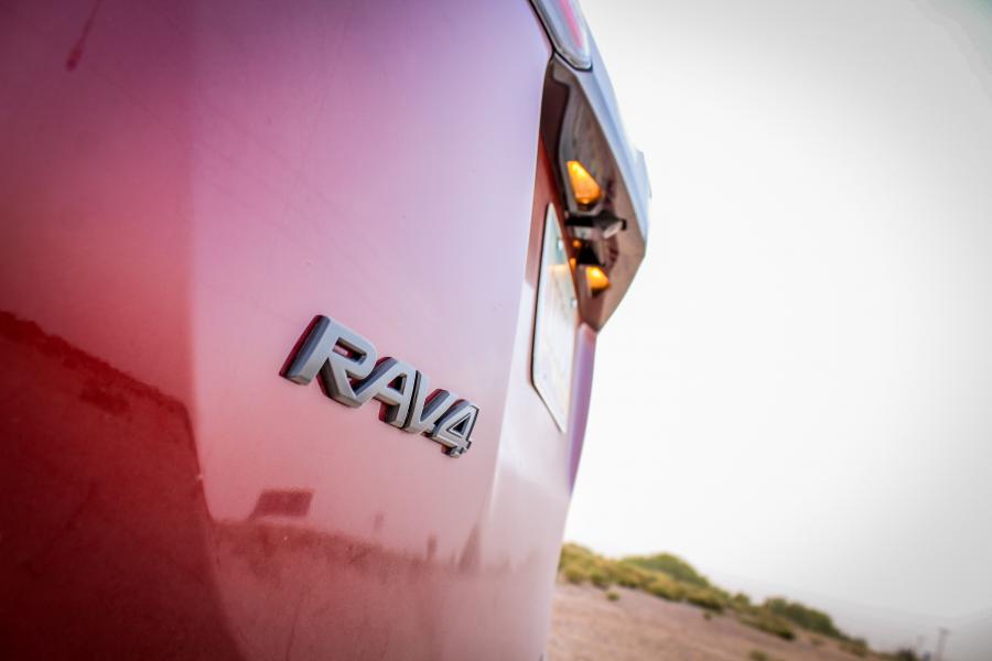Логотип Toyota RAV4 Adventure 2017 года  (NA) (фото 16 из 21)